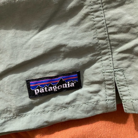W Patagonia baggies size L net plus. Perfect condition not long enough for me. - Picture 2 of 4
